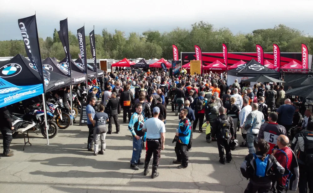 Motos et participants au MotoFest, photographie officielle