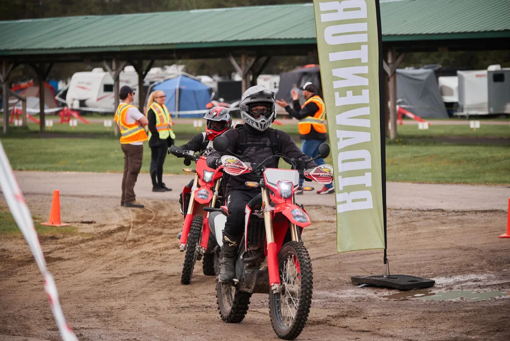 Deux motocyclistes au départ de La Classique, photographie officielle